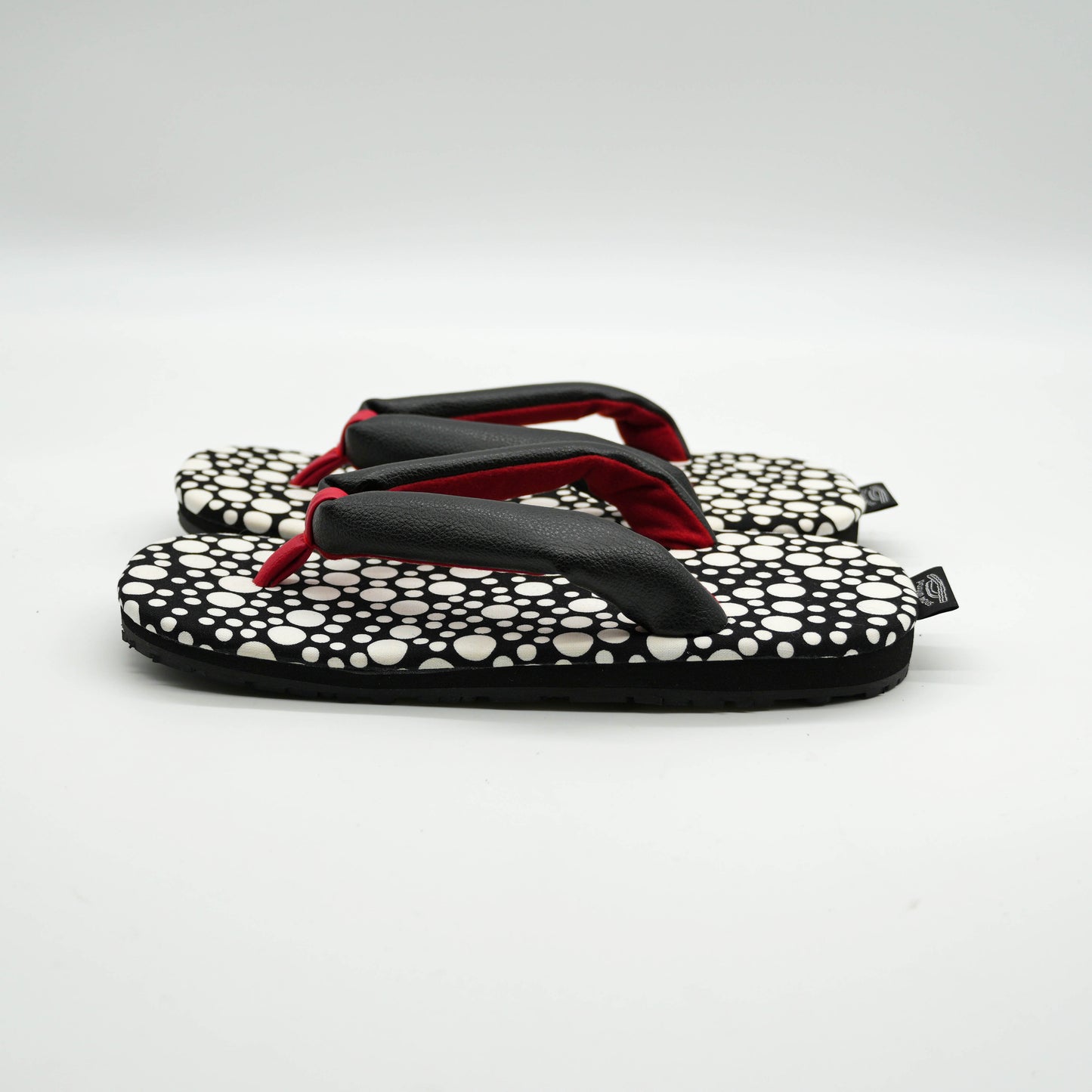 Playful dots/black and white