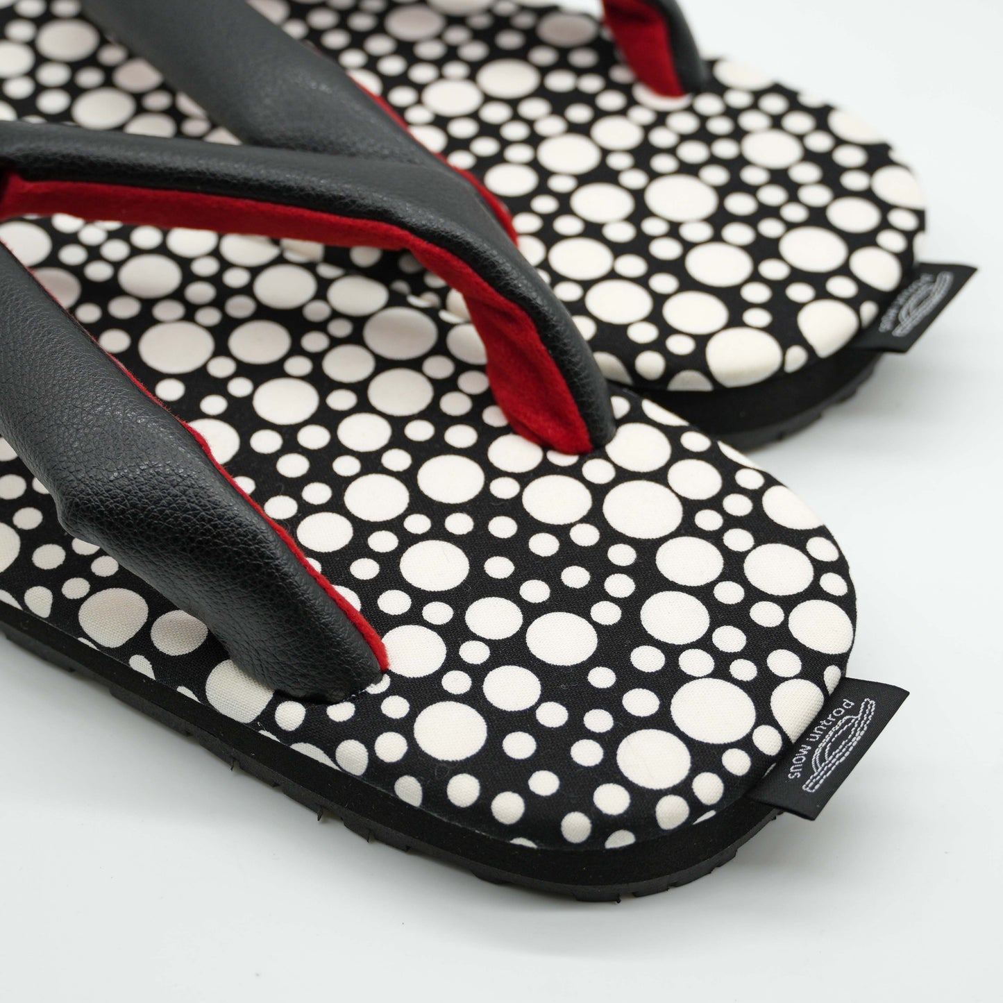 Playful dots/black and white